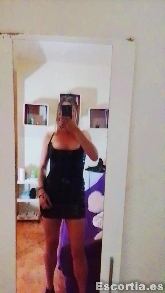 Pamela photo 3