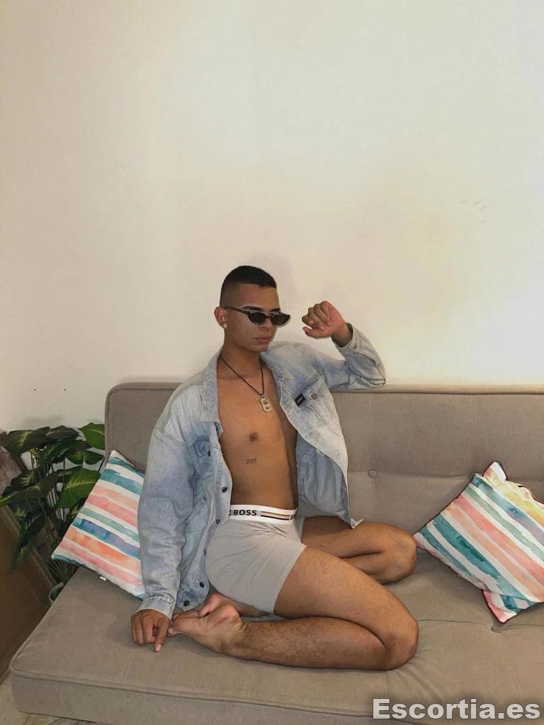 Adrián escort Valencia