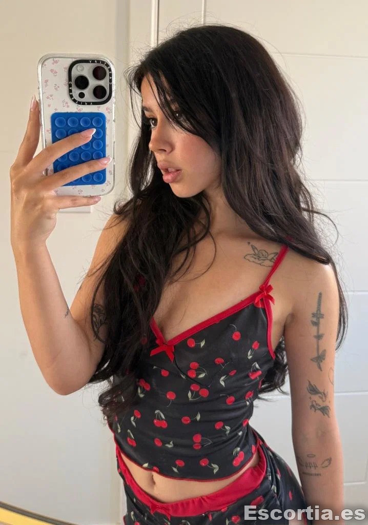 Mia photo 3