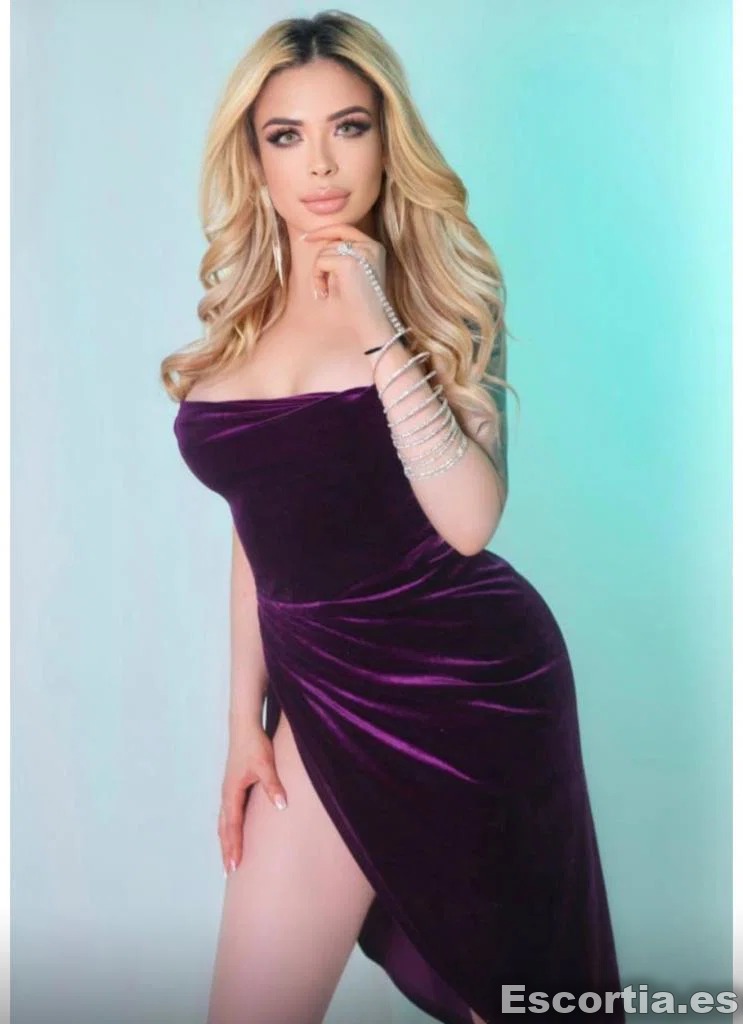 Emily Valentina photo 5