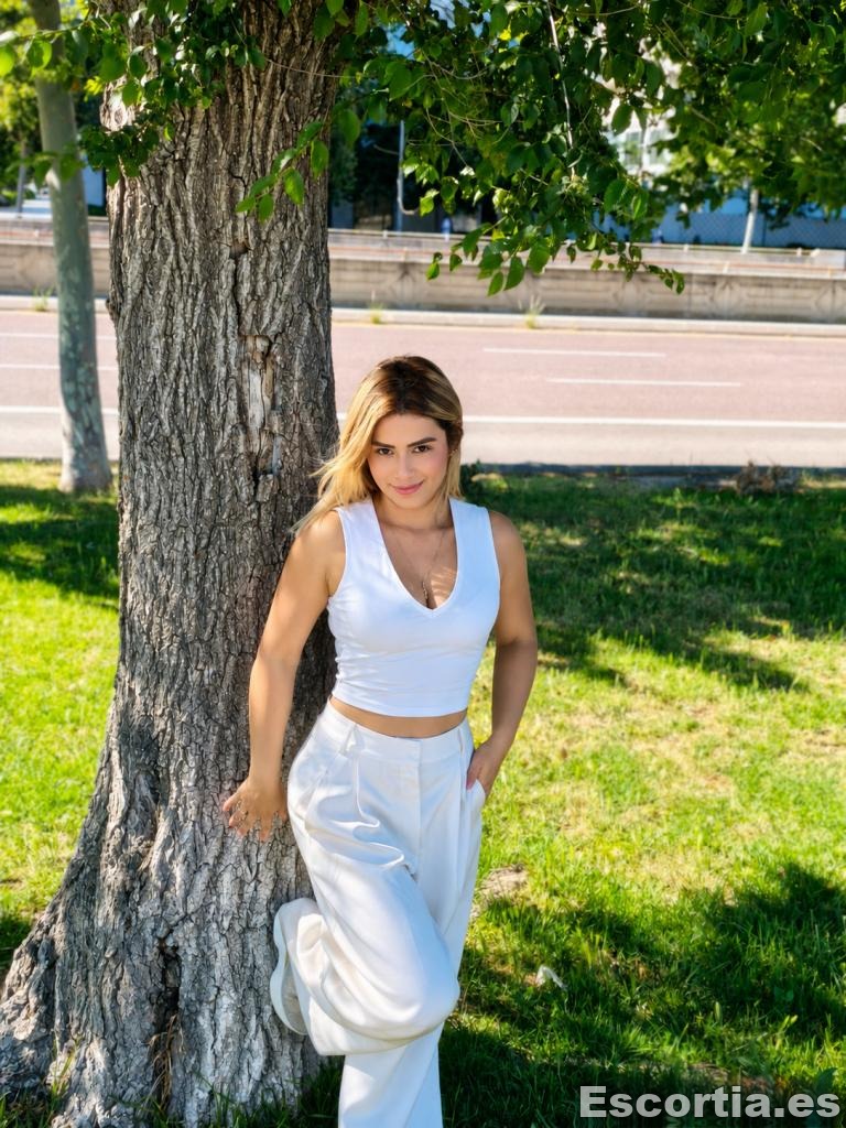 Camila photo 7