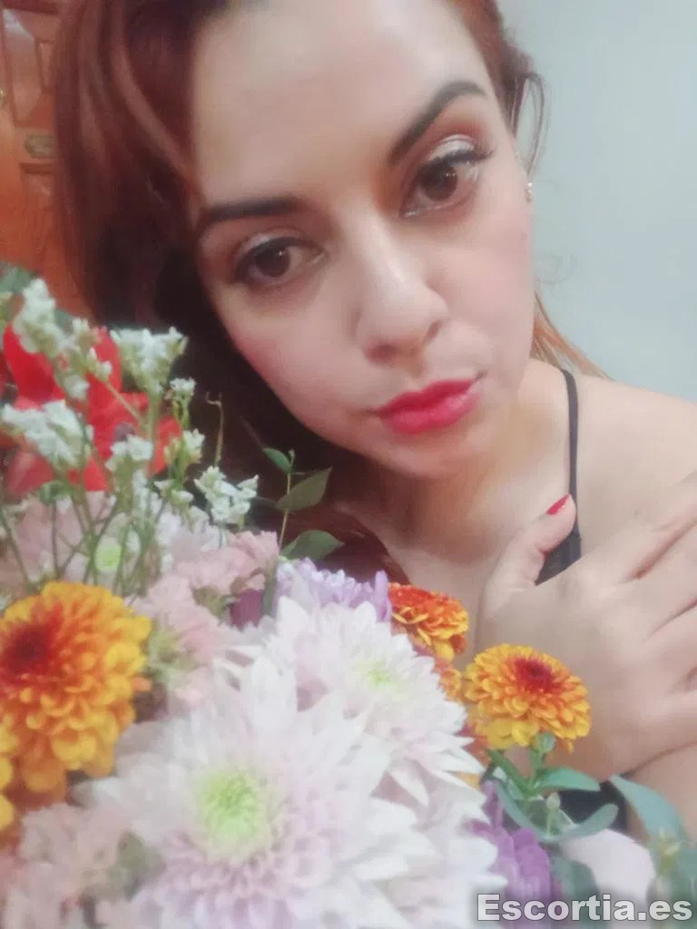 Alba Salvadoreña escort Madrid