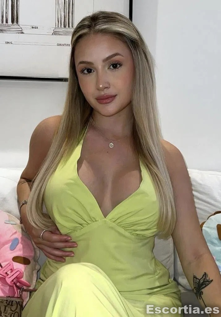 Manuela photo 3