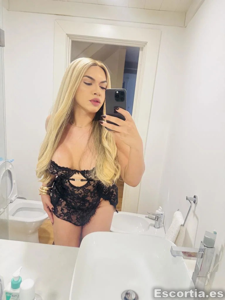 Larissa photo 7
