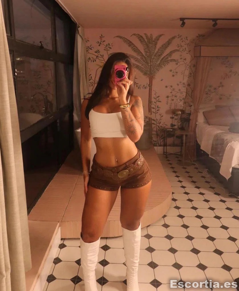 Leticia Souza photo 3