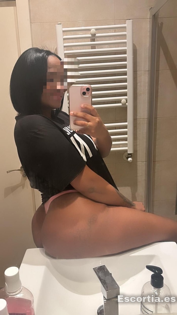 Pamela photo 3