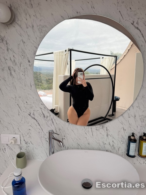 Melanie photo 4