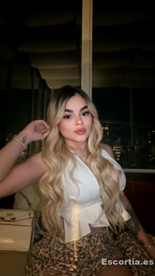 Escort latina 23 photo 2