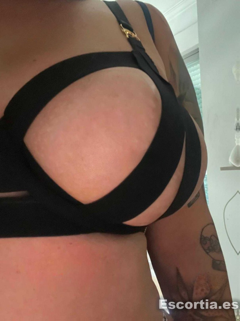 Escort latina 24 photo 2