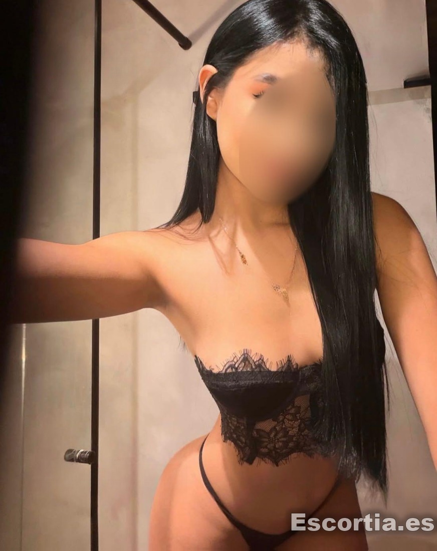 Camila photo 4