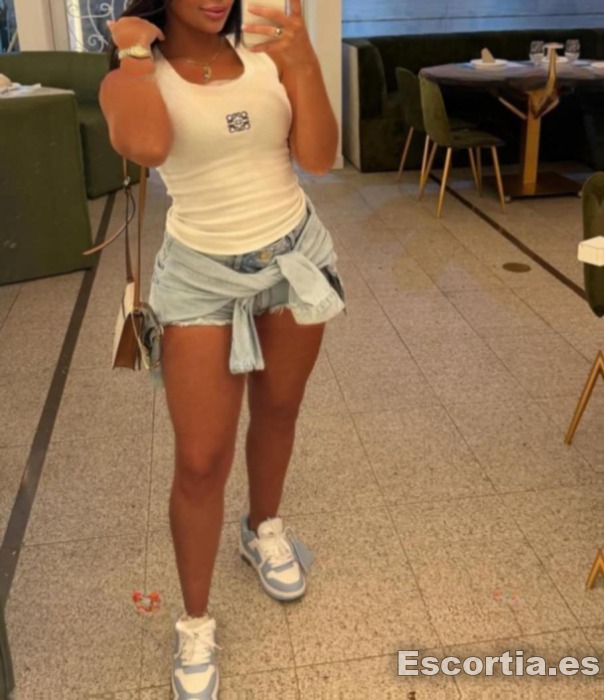 Pamela photo 3